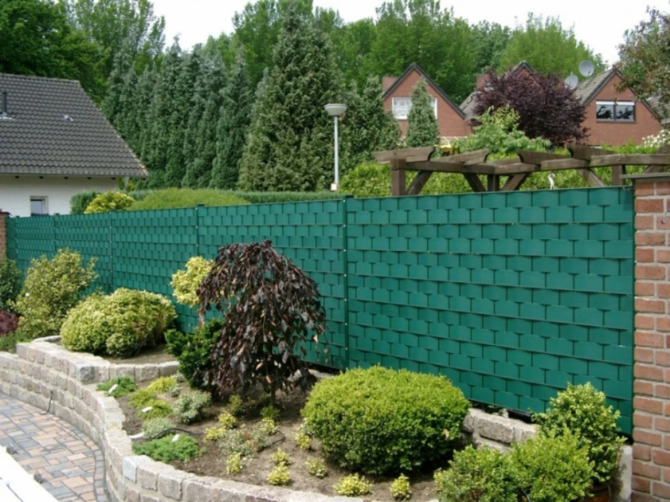 Tieniace pásy na plot: Súkromie za pár minút!